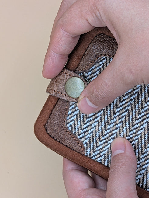opening the cotton bi fold wallet